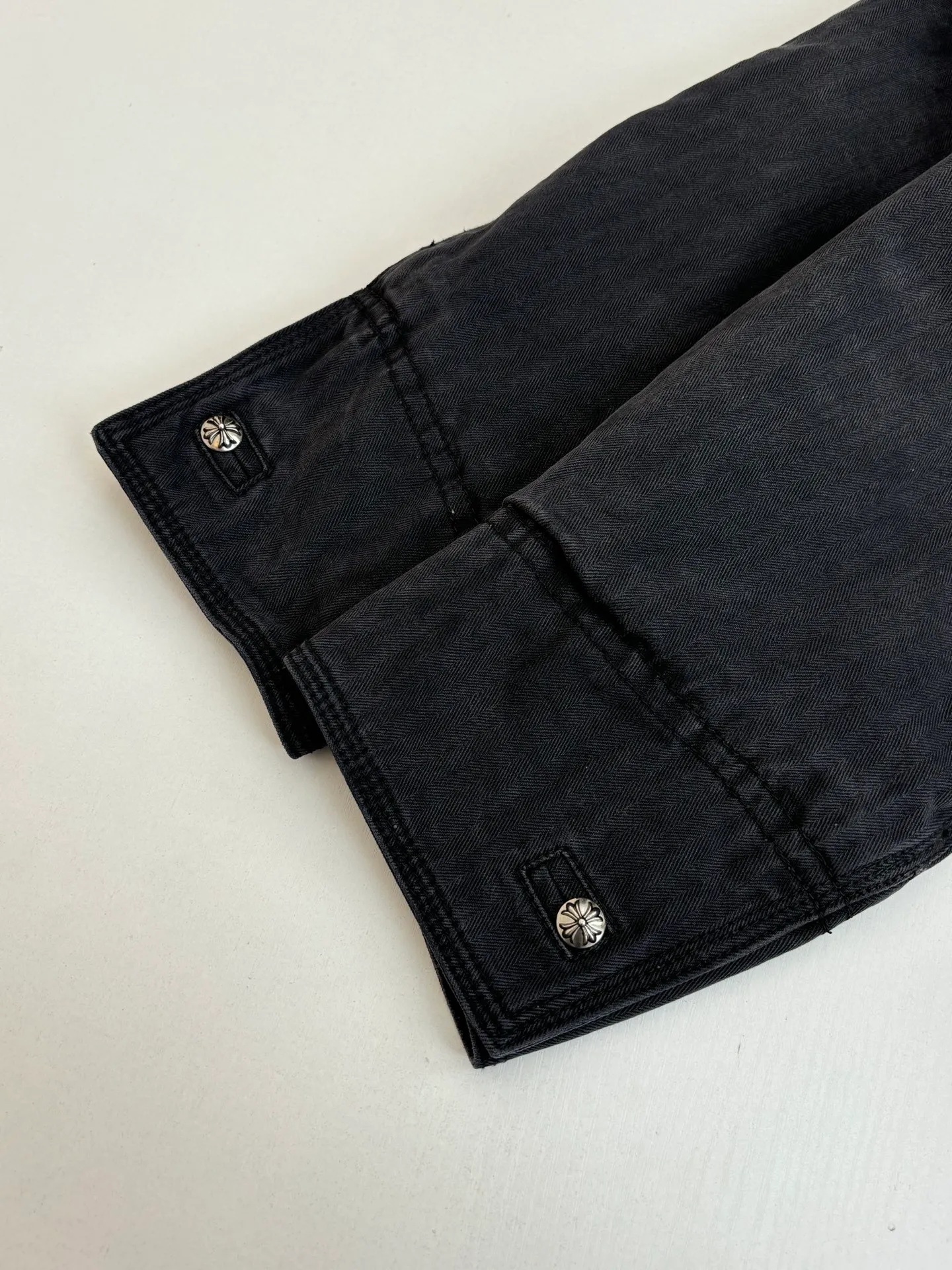 P790 Chrome Hearts*/Chrome Hearts 26Fw new herringbone pattern washed workwear cotton fabric. The main body fabric is made of pure cotton fabric with herringbone pattern woven according to YB. It has a three-dimensional crisp effect. The lining is made of jacquard pure cotton fabric. Minimum order. Ready-made garments are washed. Natural gray effect (Chehao garments stayed in the washing factory for a month and finally the effect was perfect). Due to the difficulty of washing, the scrap rate is extremely high and treasure the spot. The x neckline is cut and cut with genuine sheepskin film, and the molded hardware is aged and oxidized. Size: S/M/L